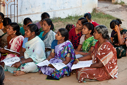 Indiska kvinnor som får utbildning