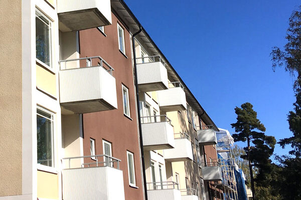 Ett flerbostadshus med balkonger