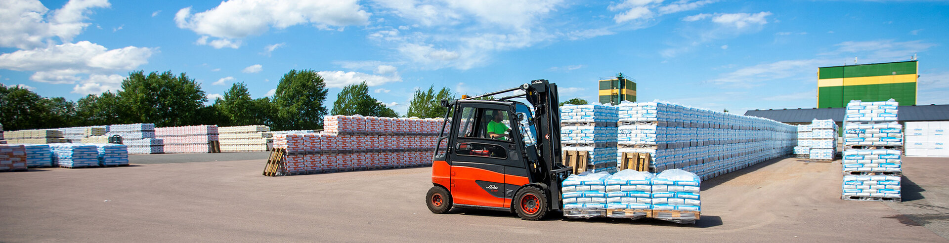 Truck kör pall med Finjas säckar