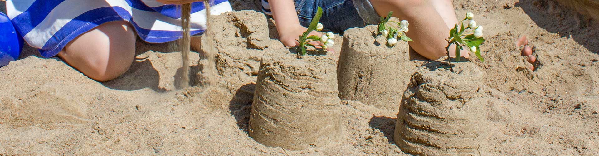 Barn leker i sanden