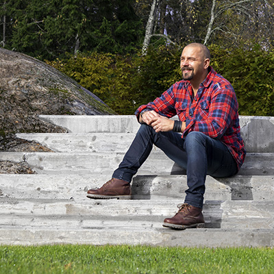 Björn sitter på sin gjutna trappa