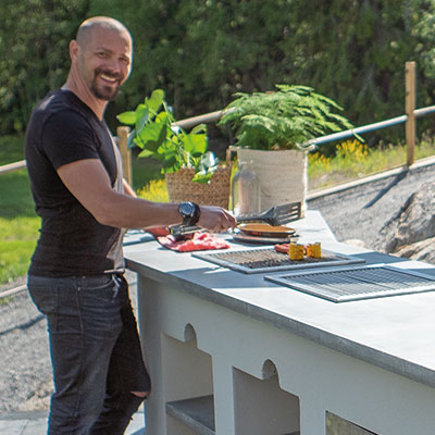 Björn lagar mat i sitt utekök