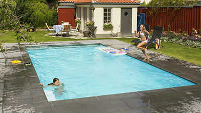 Två flickor som badar i en pool