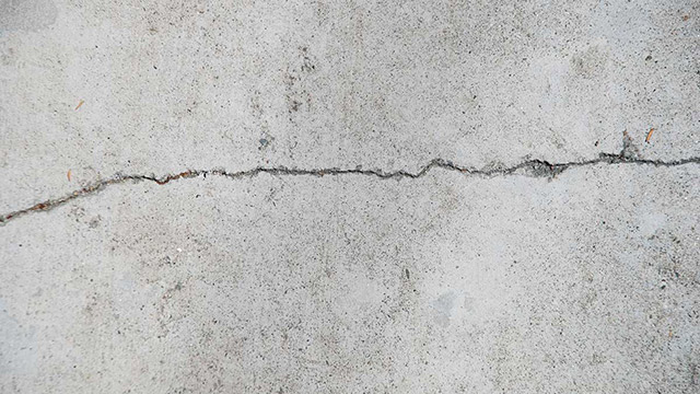 Spricka i betongvägg