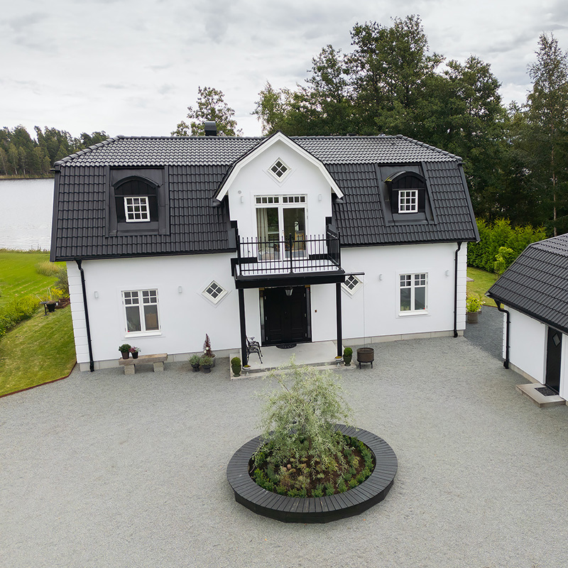 Flygbild med utsikt över villan
