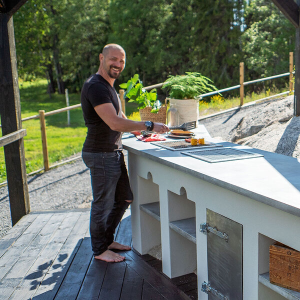 Björn står vid sitt utekök