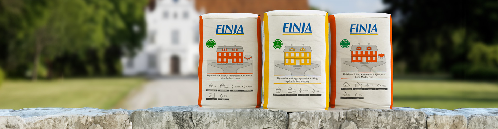 Säckar med kalkbruk på en mur framför ett slott