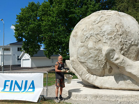 Sören Niklasson med nya skulpturen