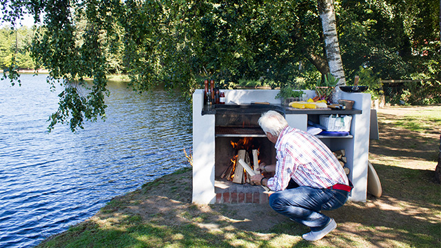 Utegrill vid sjö