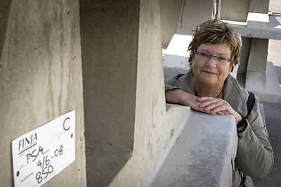 Gull-Britt Johansson vid ett betongfundament