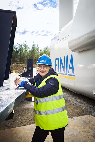 Närbild på Gull-Britt med hjälm