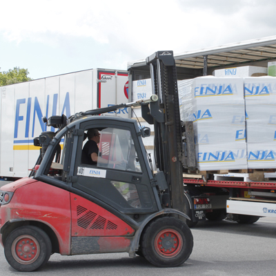 Truck som lastar produkter på en lastbil