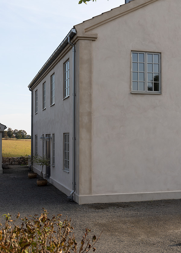 Huset utifrån på framsidan