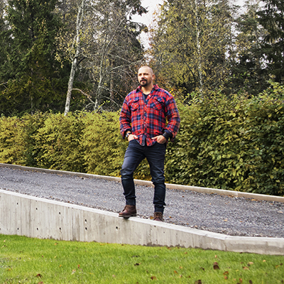 Björn står på sin gjutna stödmur