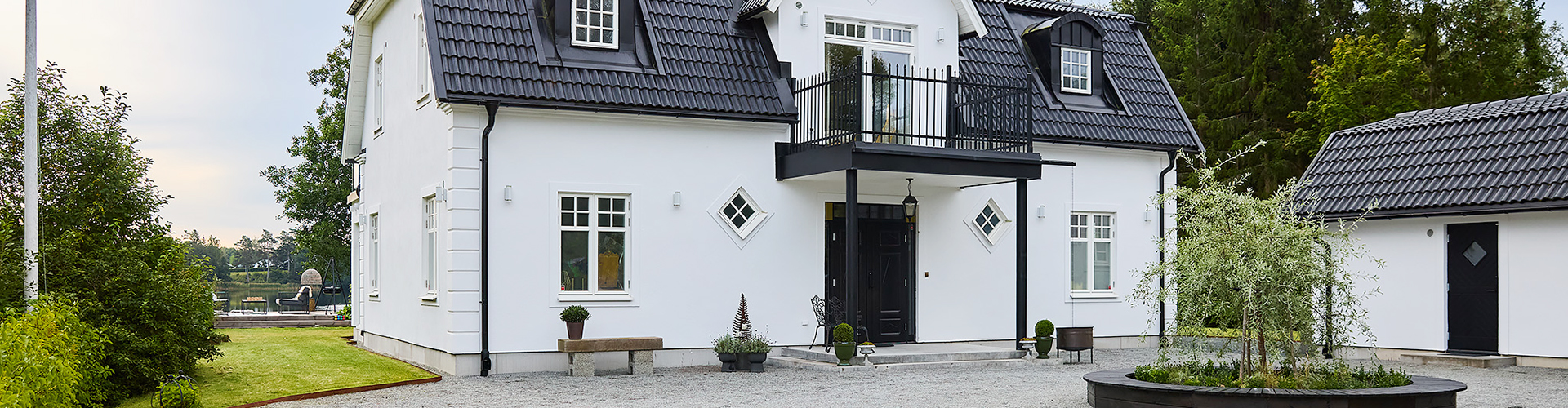 Stenhus med vit putsad fasad