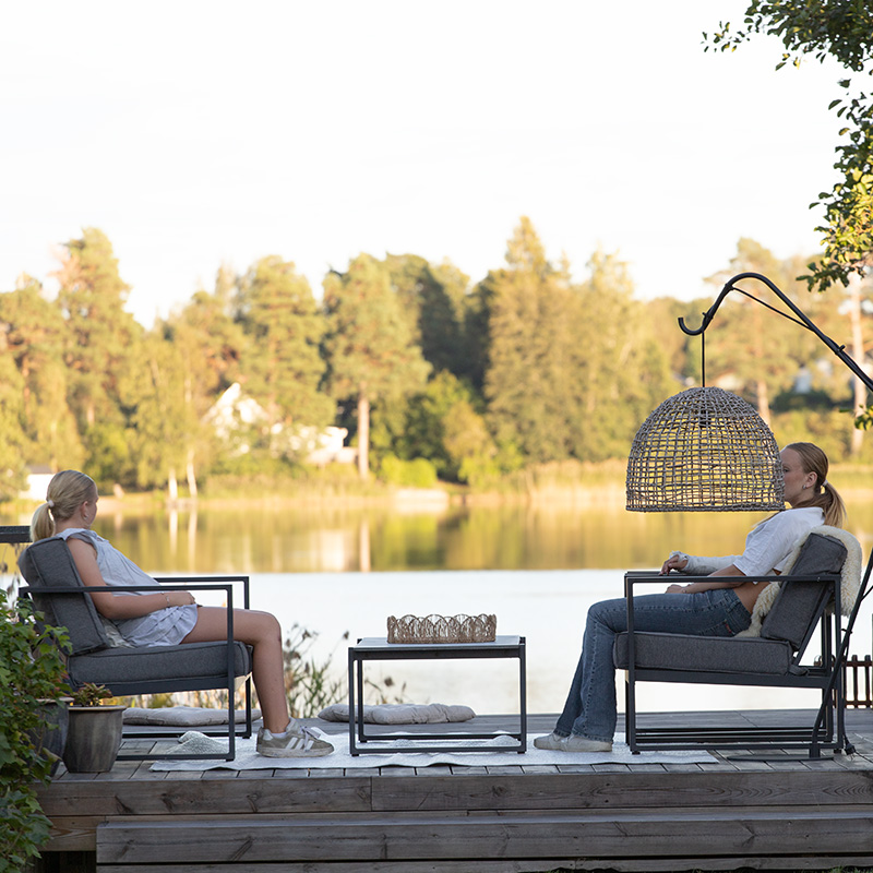 Utemiljö med sjöutsikt
