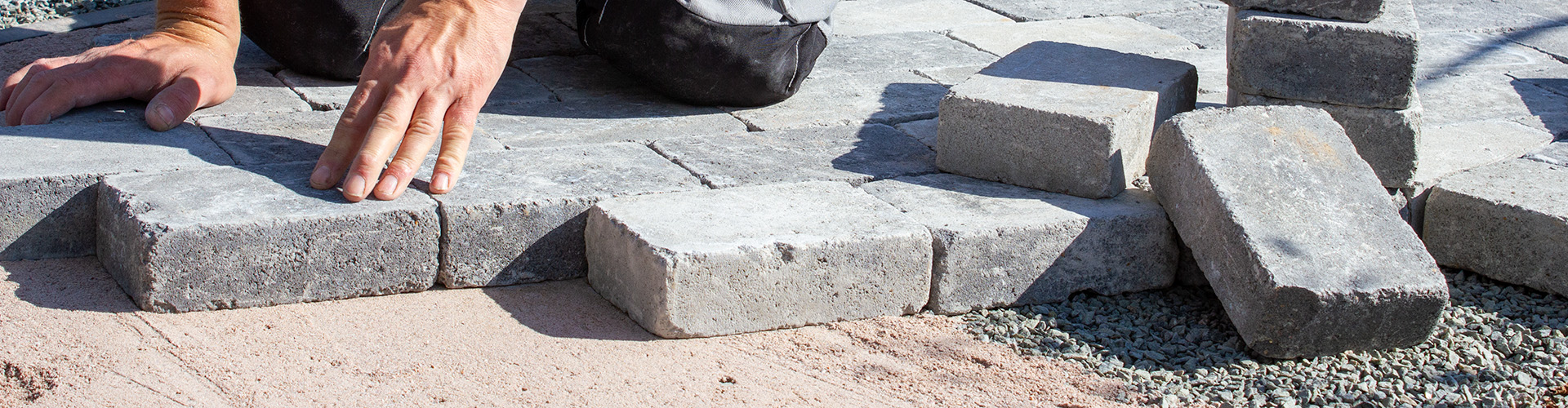 Stensättare lägger marksten