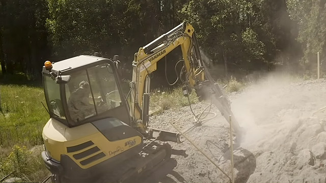 Grävmaskin som gräver