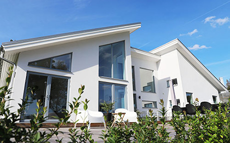 Hus med vit putsad fasad